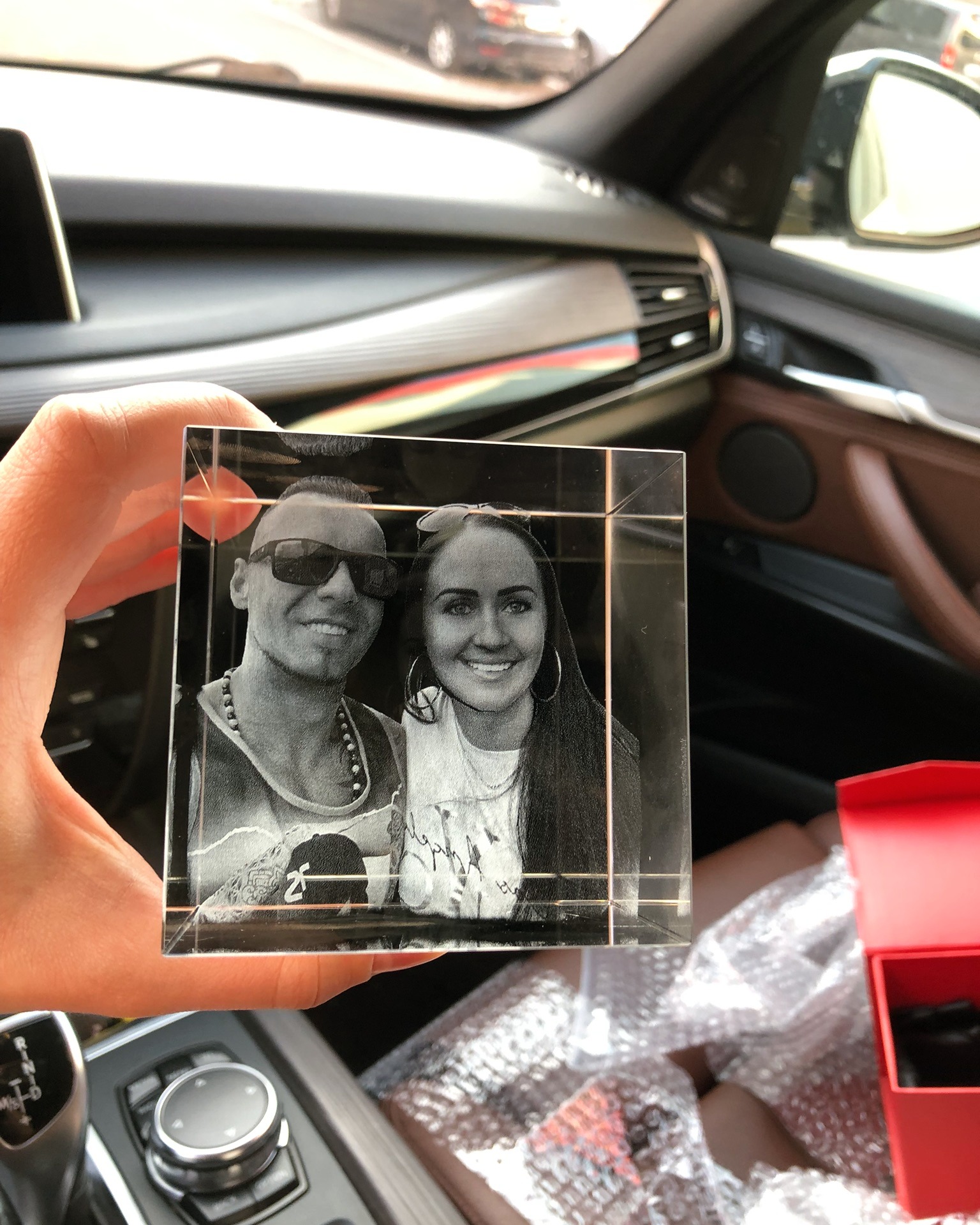 ⭐ Recenze od zákazníka

„Když jsem balíček otevřel, byl jsem naprosto nadšený. Fotografie v křišťálu vypadá ještě lépe než na fotkách. Zpracování je perfektní a dárek měl obrovský úspěch. Každý se ptal, kde jsem ho objednal. Rozhodně doporučuji každému, kdo hledá něco originálního a osobního.“ ❤️

Děkujeme za důvěru a jsme rádi, že jsme mohli být součástí vašich výjimečných vzpomínek. 💎